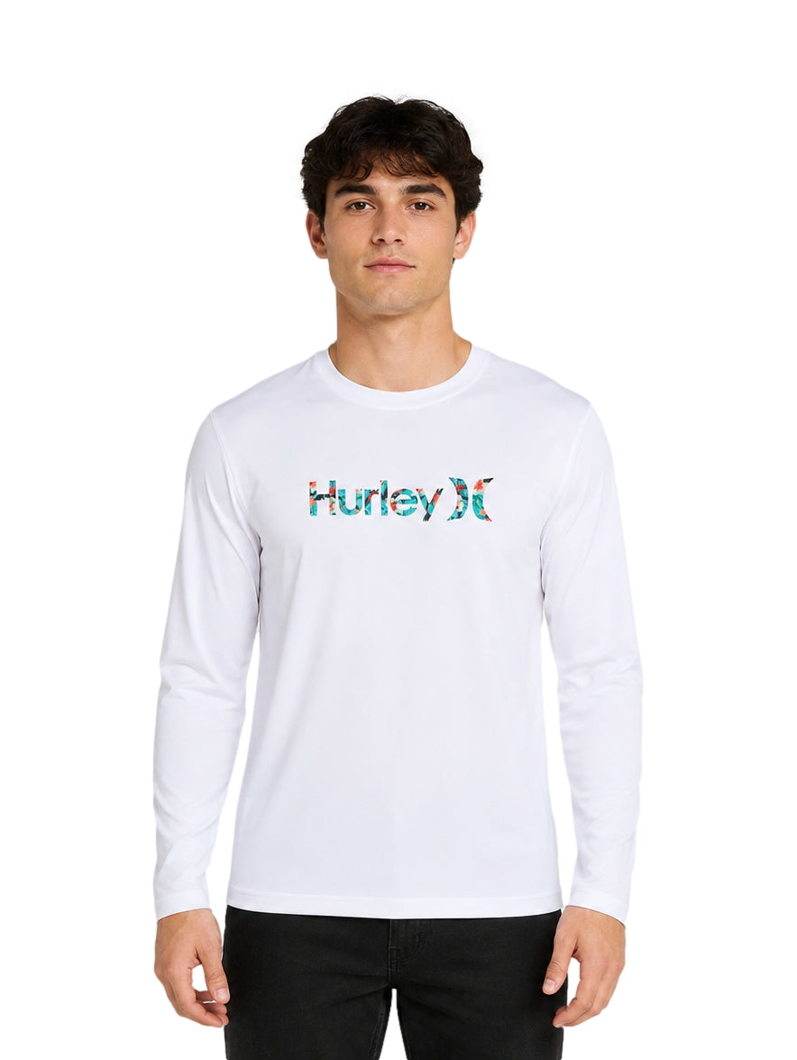 Hombre vistiendo playera blanca de manga larga marca Hurley con logotipo colorido en el pecho.