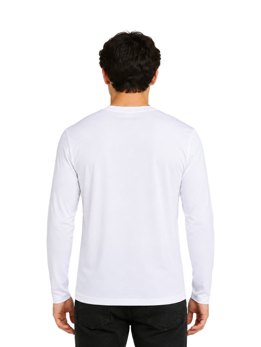 Hombre vistiendo playera blanca de manga larga marca Hurley con logotipo colorido en el pecho.