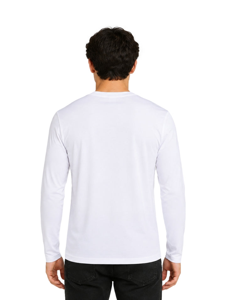 Hombre vistiendo playera blanca de manga larga marca Hurley con logotipo colorido en el pecho.
