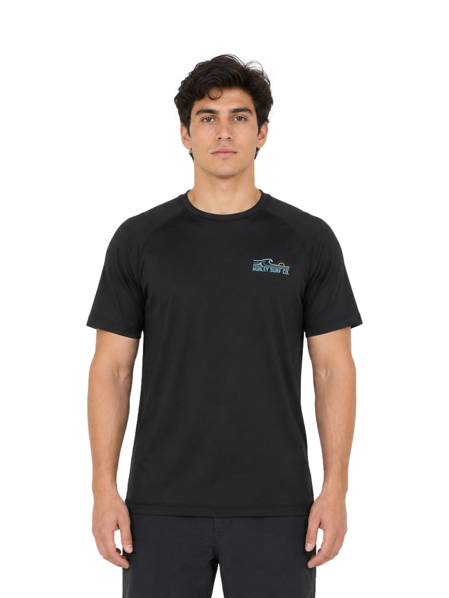 Hombre vistiendo playera Hurley de color negro con manga corta y cuello redondo.