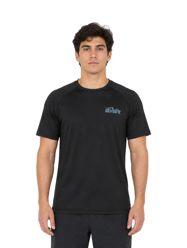 Hombre vistiendo playera Hurley de color negro con manga corta y cuello redondo.