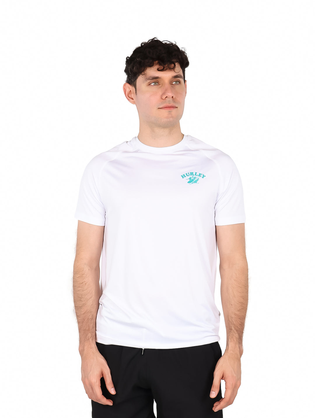 Hombre vistiendo playera blanca de manga corta marca Hurley con logotipo en el pecho.