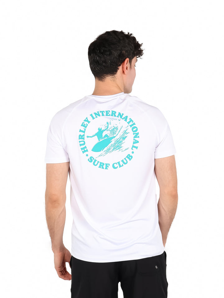 Hombre vistiendo playera blanca de manga corta marca Hurley con logotipo en el pecho.