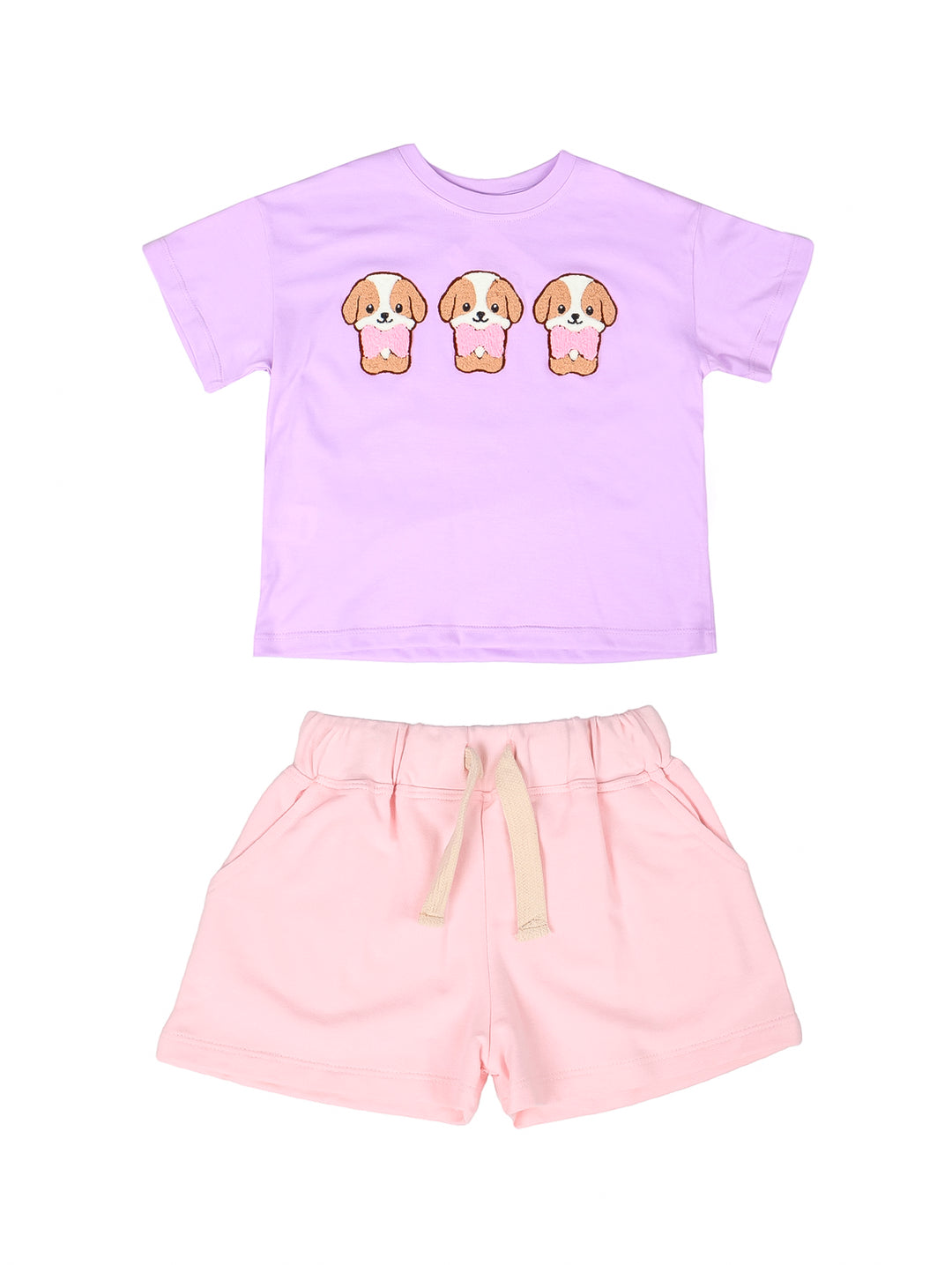 Conjunto de ropa para niña con camiseta lila estampada y short rosa.