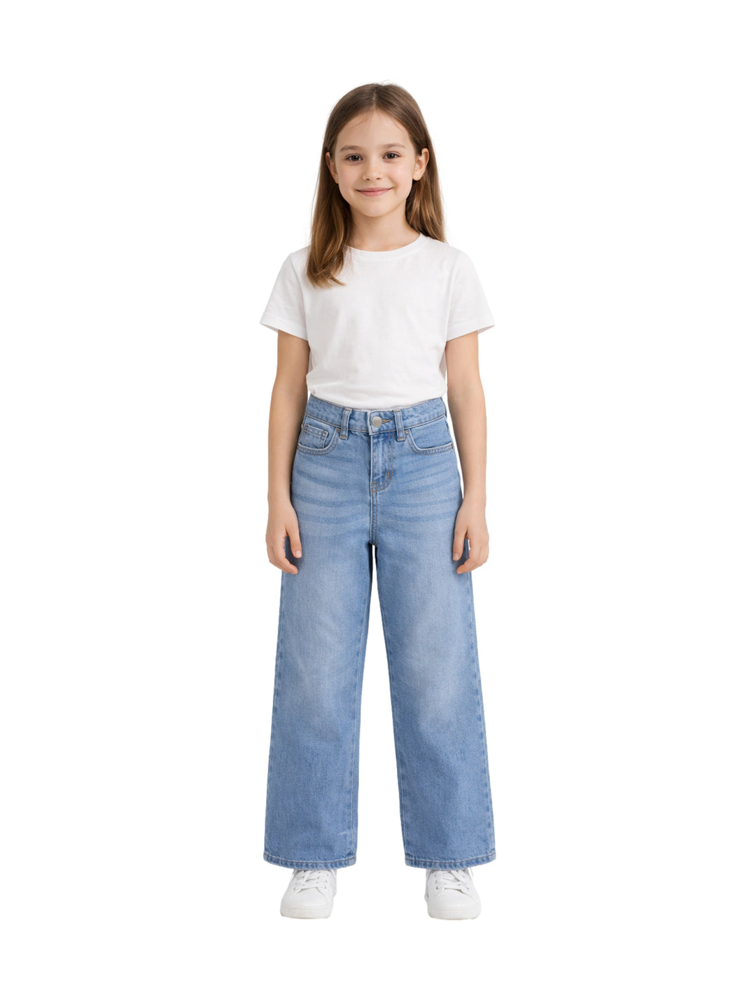 Niña vistiendo pantalón de mezclilla azul estilo campana con camiseta blanca sobre fondo blanco.
