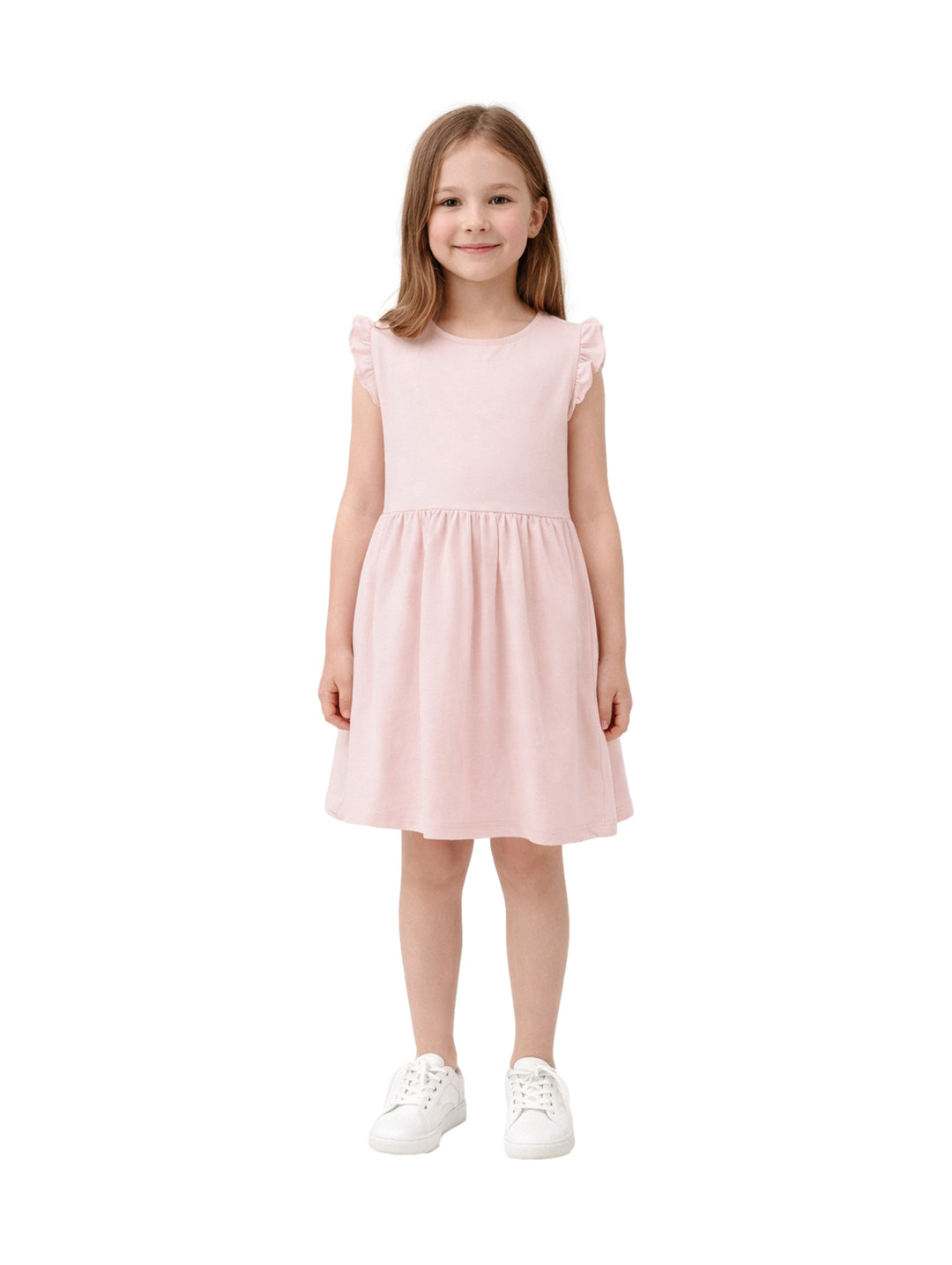 Niña vistiendo un vestido corto de color rosa claro con detalles de volantes en los hombros.