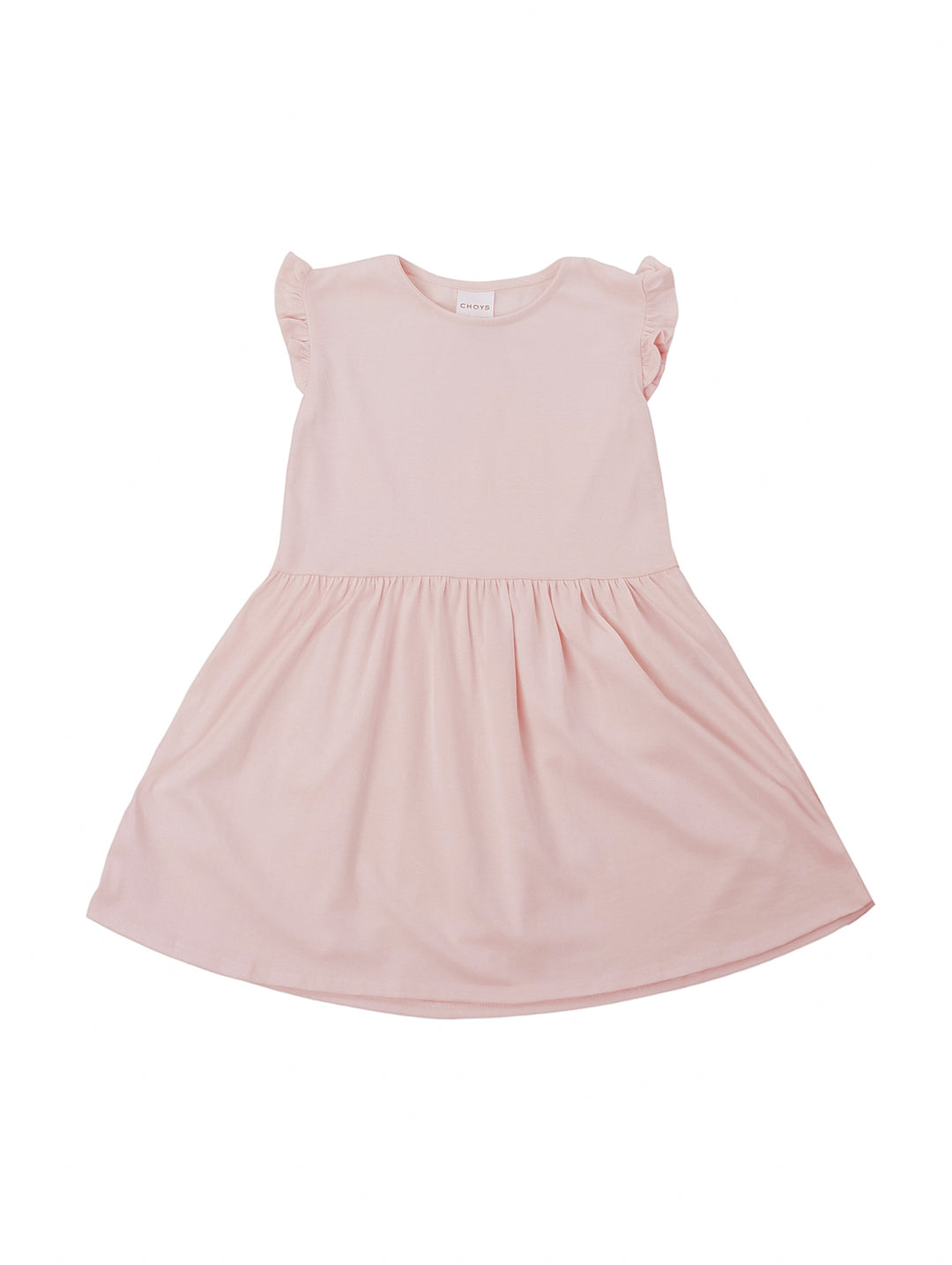 Niña vistiendo un vestido corto de color rosa claro con detalles de volantes en los hombros.