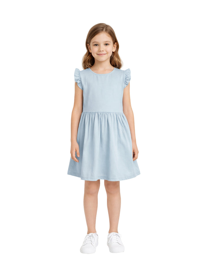 Niña vistiendo un vestido corto color azul acero con detalles de volantes en los hombros y calzado blanco.