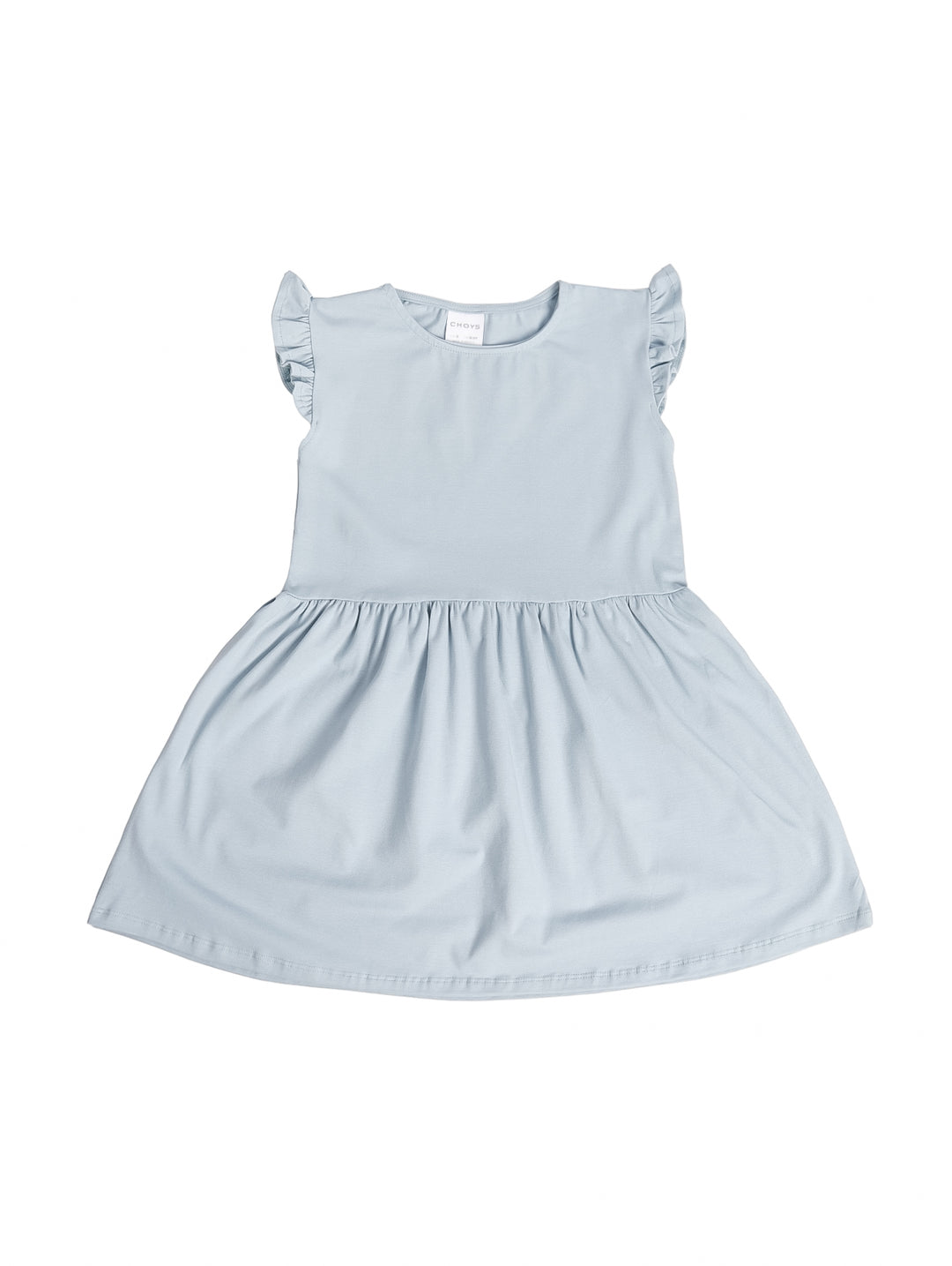 Niña vistiendo un vestido corto color azul acero con detalles de volantes en los hombros y calzado blanco.