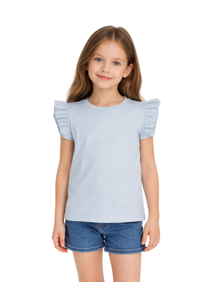 Niña vistiendo una camiseta azul claro con mangas volantes y shorts de mezclilla sobre fondo blanco.
