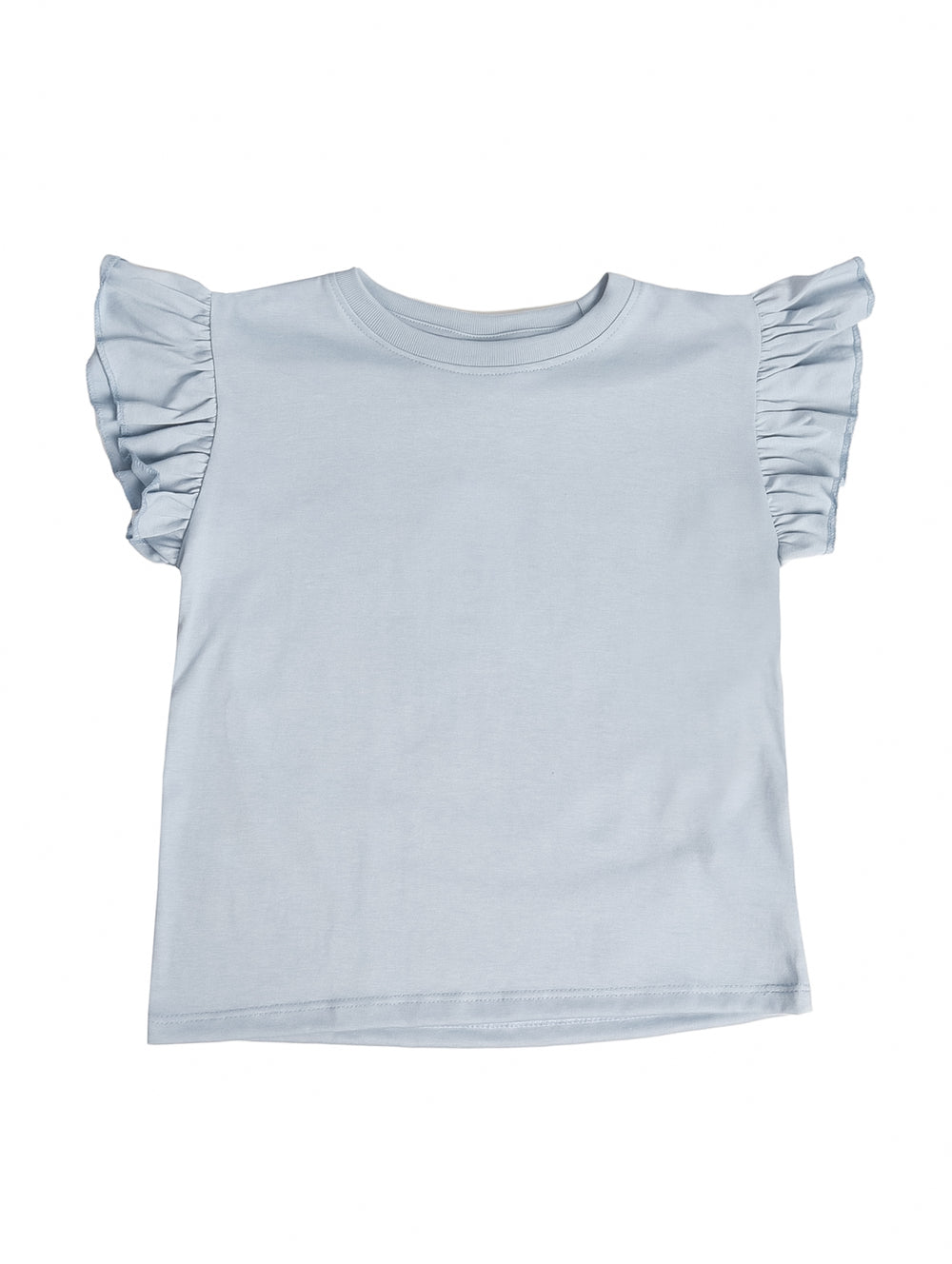 Niña vistiendo una camiseta azul claro con mangas volantes y shorts de mezclilla sobre fondo blanco.