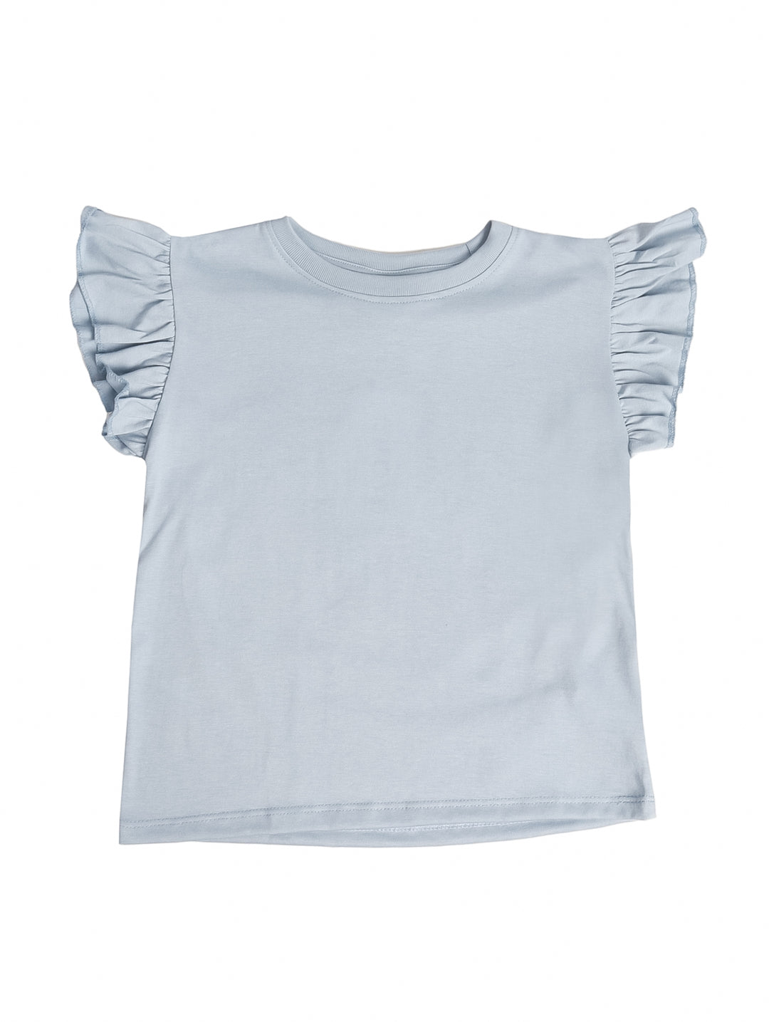 Niña vistiendo una camiseta azul claro con mangas volantes y shorts de mezclilla sobre fondo blanco.
