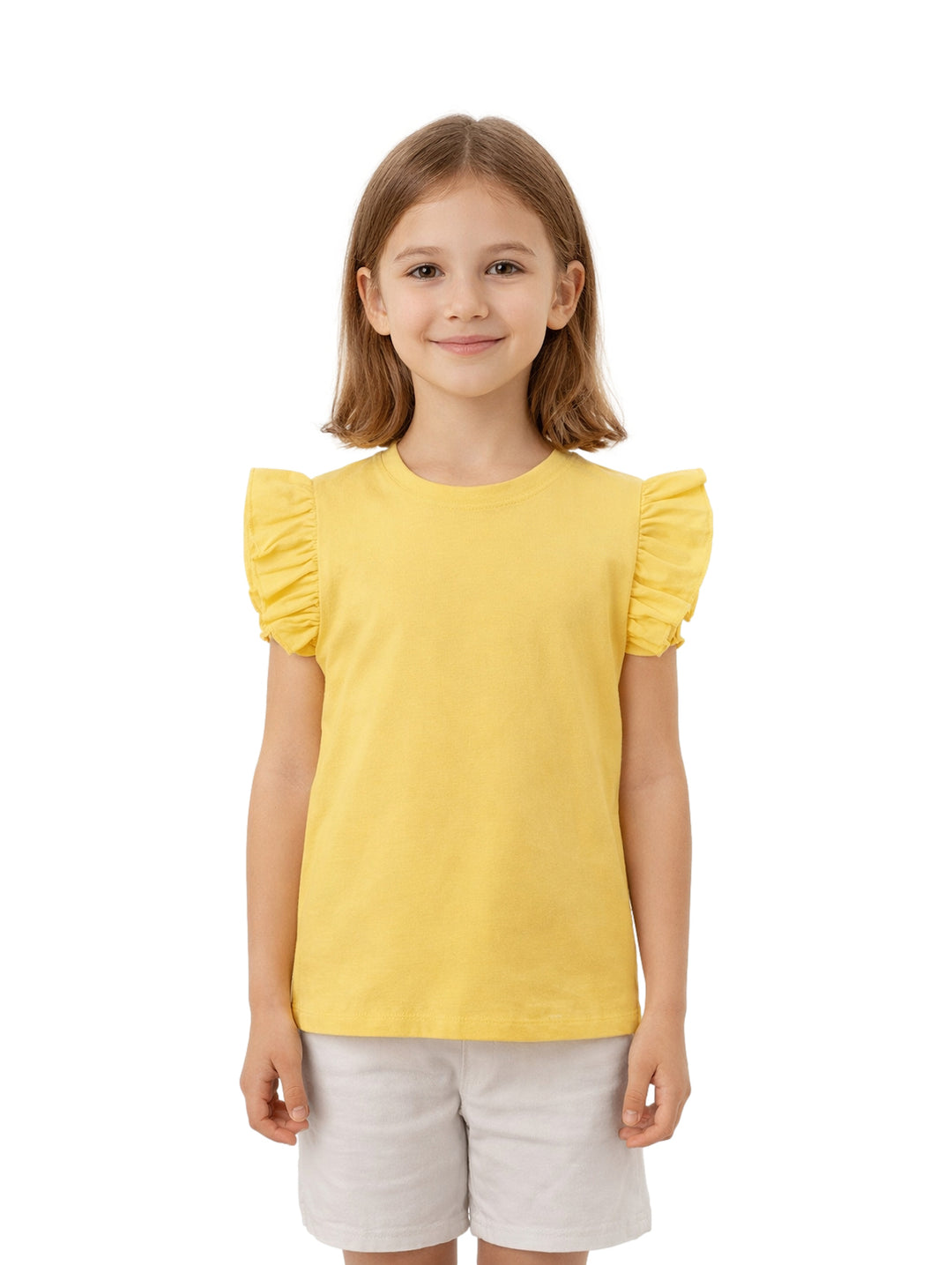 Niña vistiendo una camiseta básica de color amarillo con detalles de volantes en las mangas.