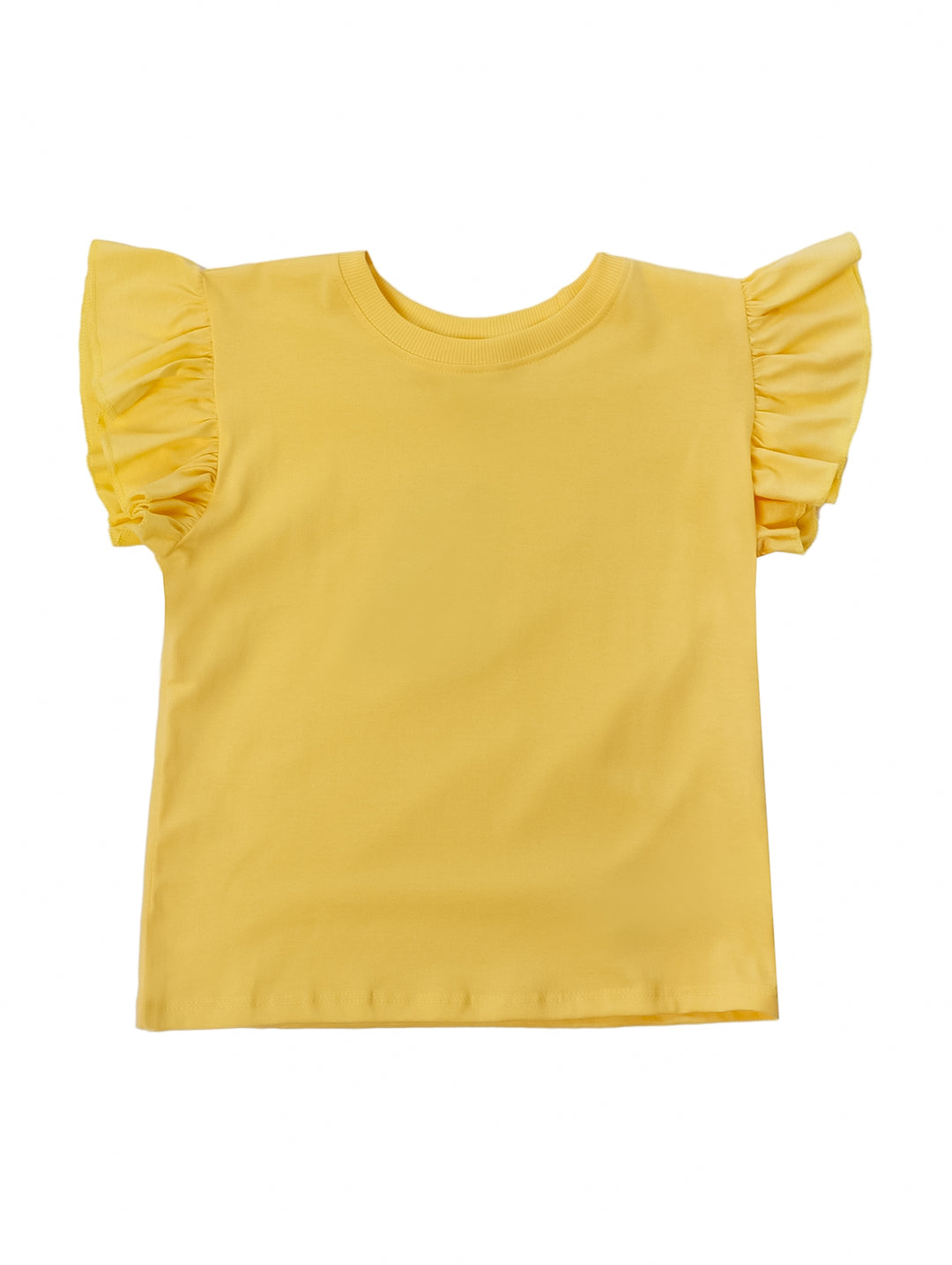 Niña vistiendo una camiseta básica de color amarillo con detalles de volantes en las mangas.