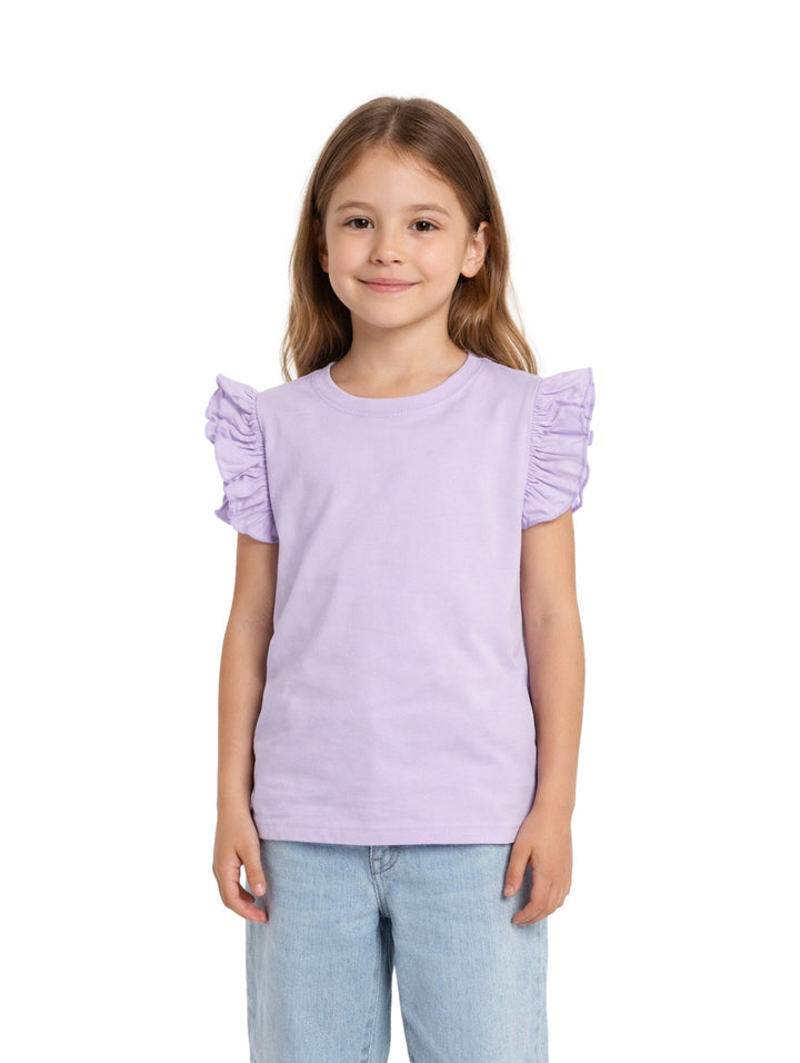 Niña vistiendo una camiseta color lila con detalles de volantes en las mangas.