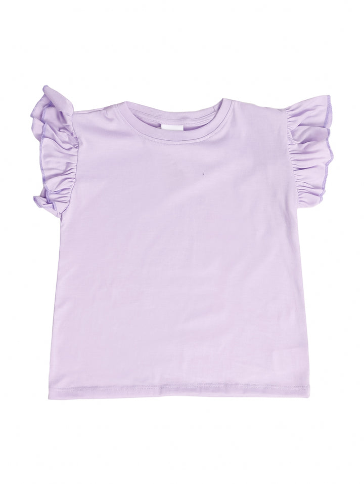 Niña vistiendo una camiseta color lila con detalles de volantes en las mangas.