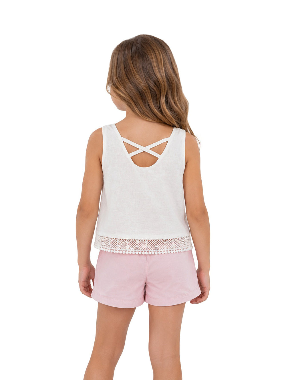 Niña vistiendo camiseta Mayoral color crudo sin mangas con detalle de encaje en el borde inferior.