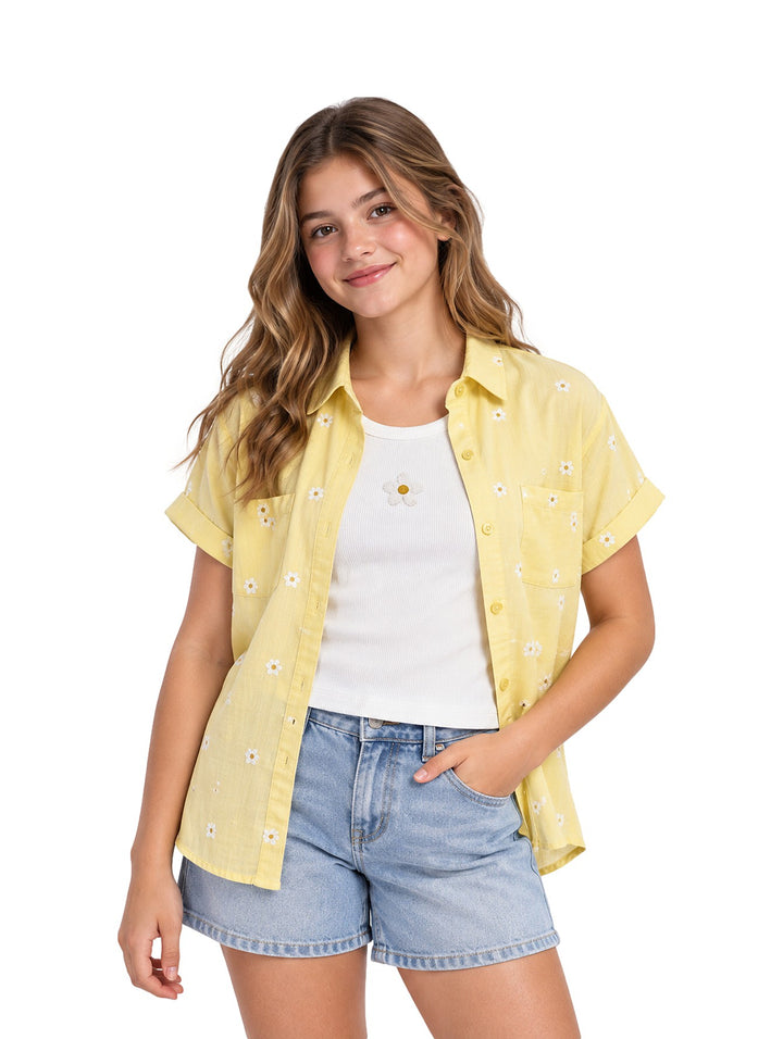 Conjunto de blusa de dos piezas Mayoral en color vainilla con estampado de margaritas blancas y camiseta interior blanca.