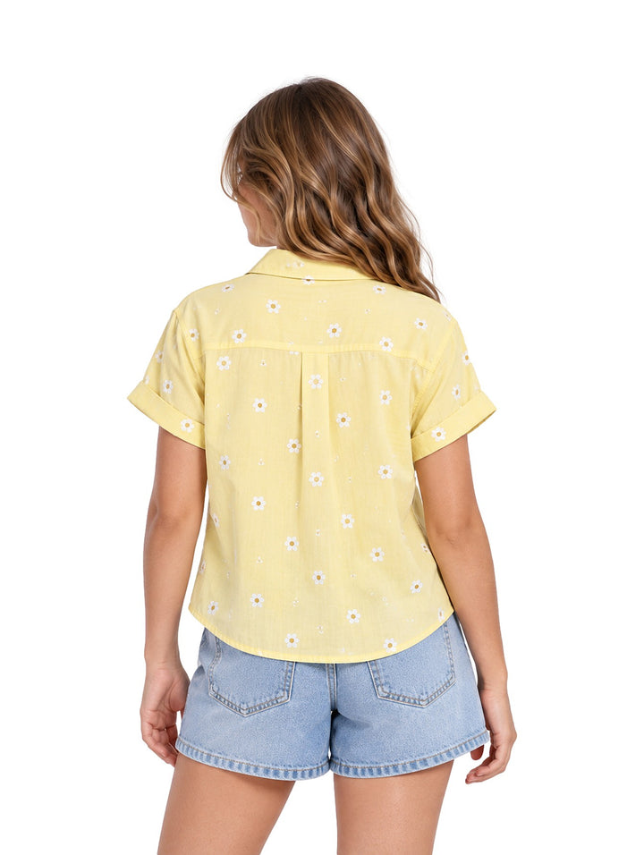 Conjunto de blusa de dos piezas Mayoral en color vainilla con estampado de margaritas blancas y camiseta interior blanca.