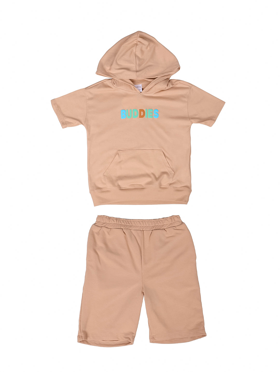 Conjunto de ropa para niño color café compuesto por sudadera de manga corta con capucha y shorts.