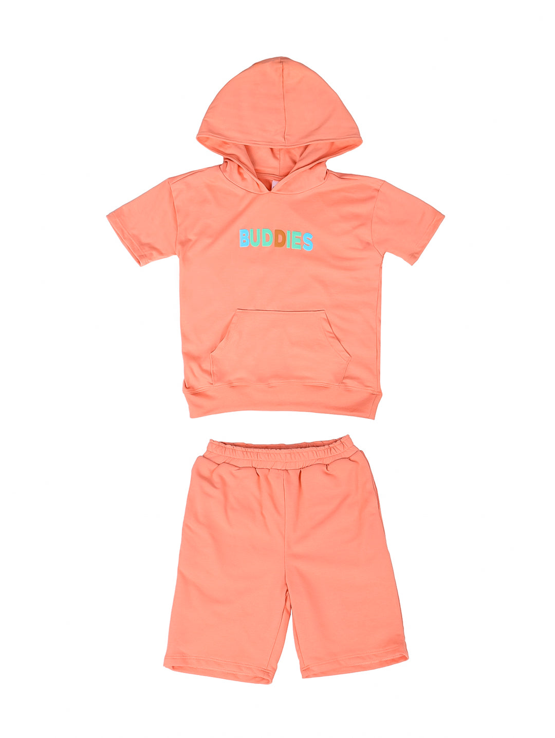 Conjunto de ropa para niño color coral compuesto por una sudadera con capucha y un short.