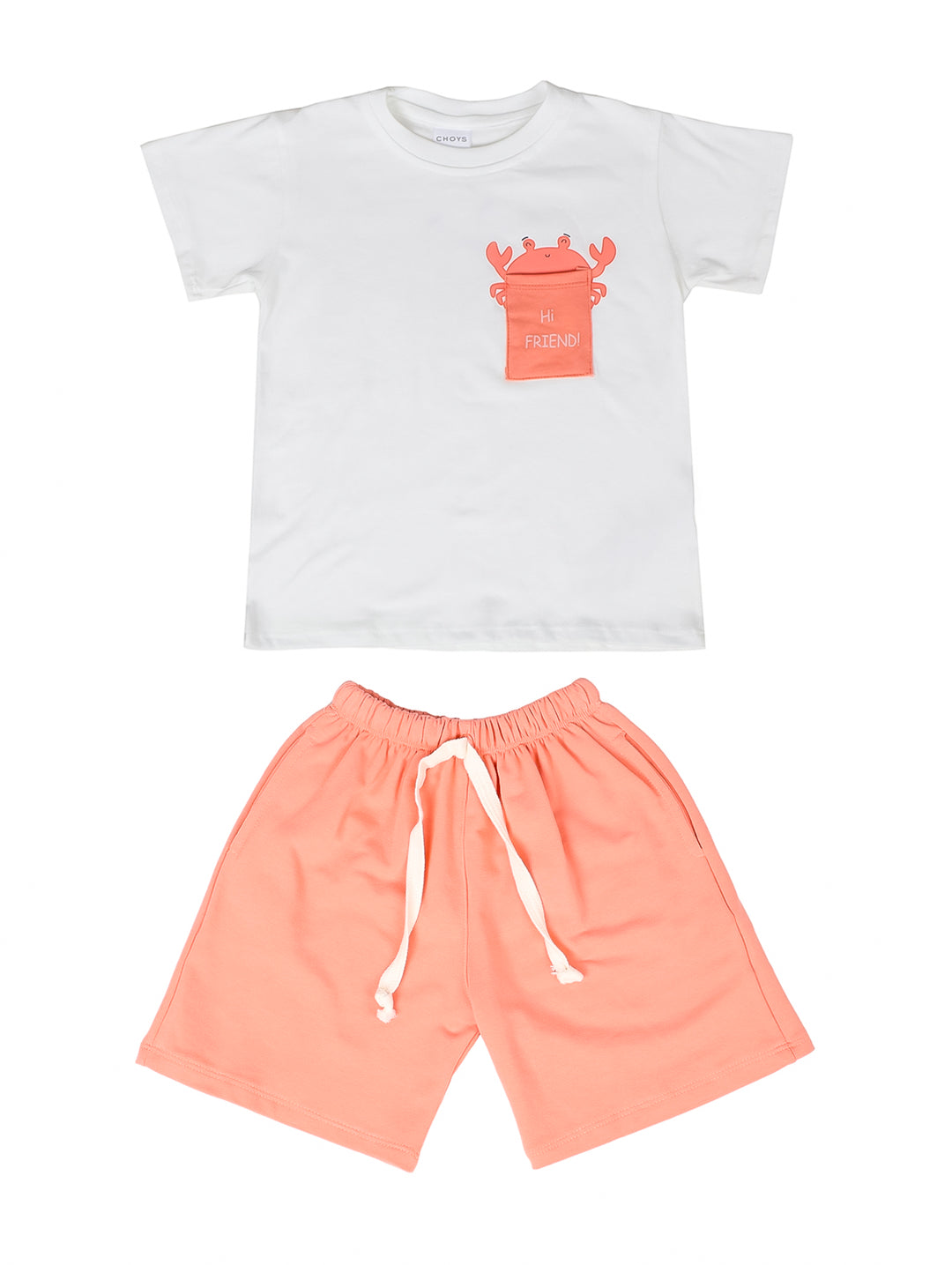 Conjunto infantil de camiseta blanca con estampado de cangrejo y short color salmón con cordón blanco.