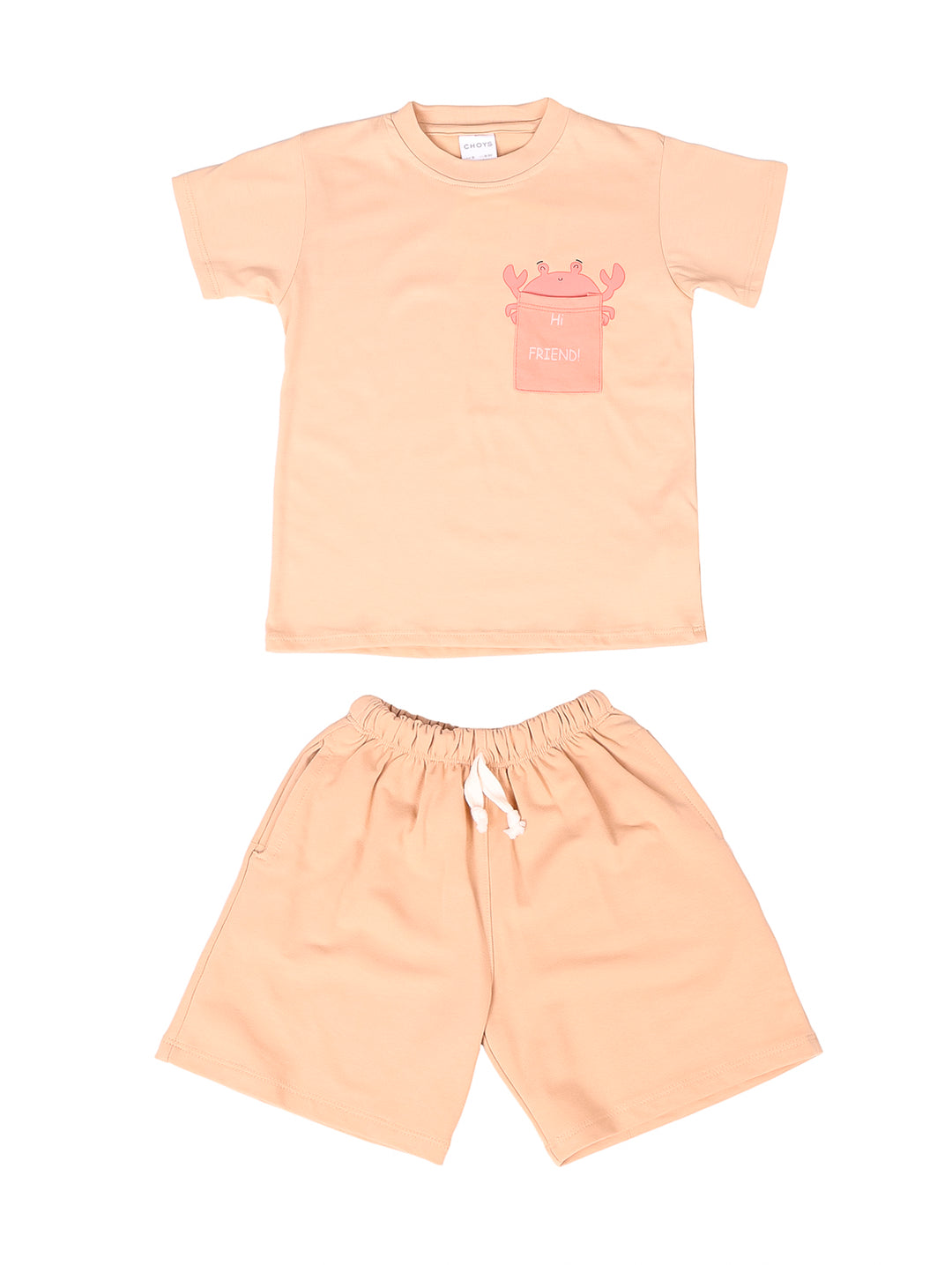Conjunto de ropa para niño color café con camiseta estampada de cangrejo y shorts a juego.