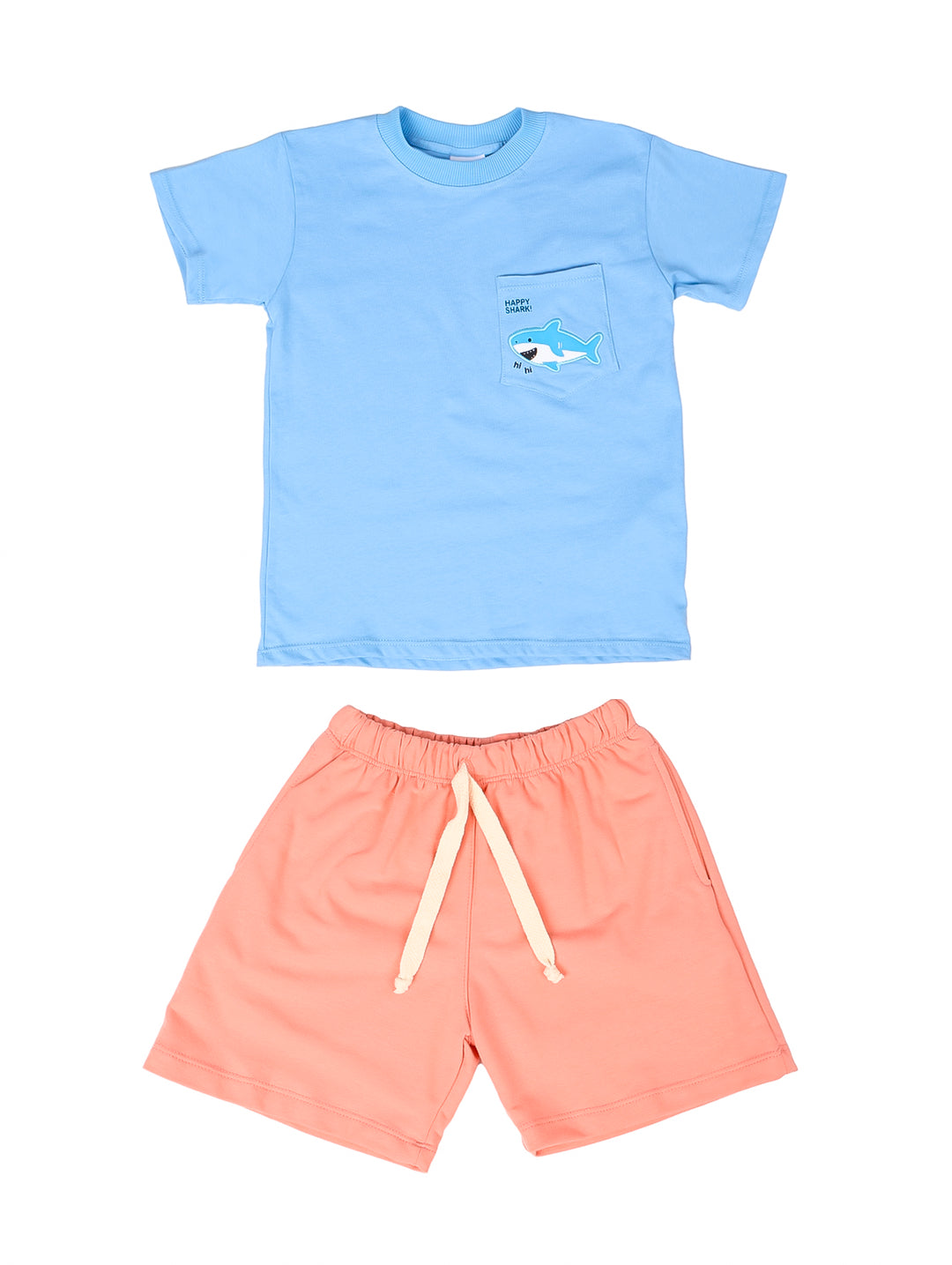 Conjunto de ropa para niño con camiseta azul y short color coral.