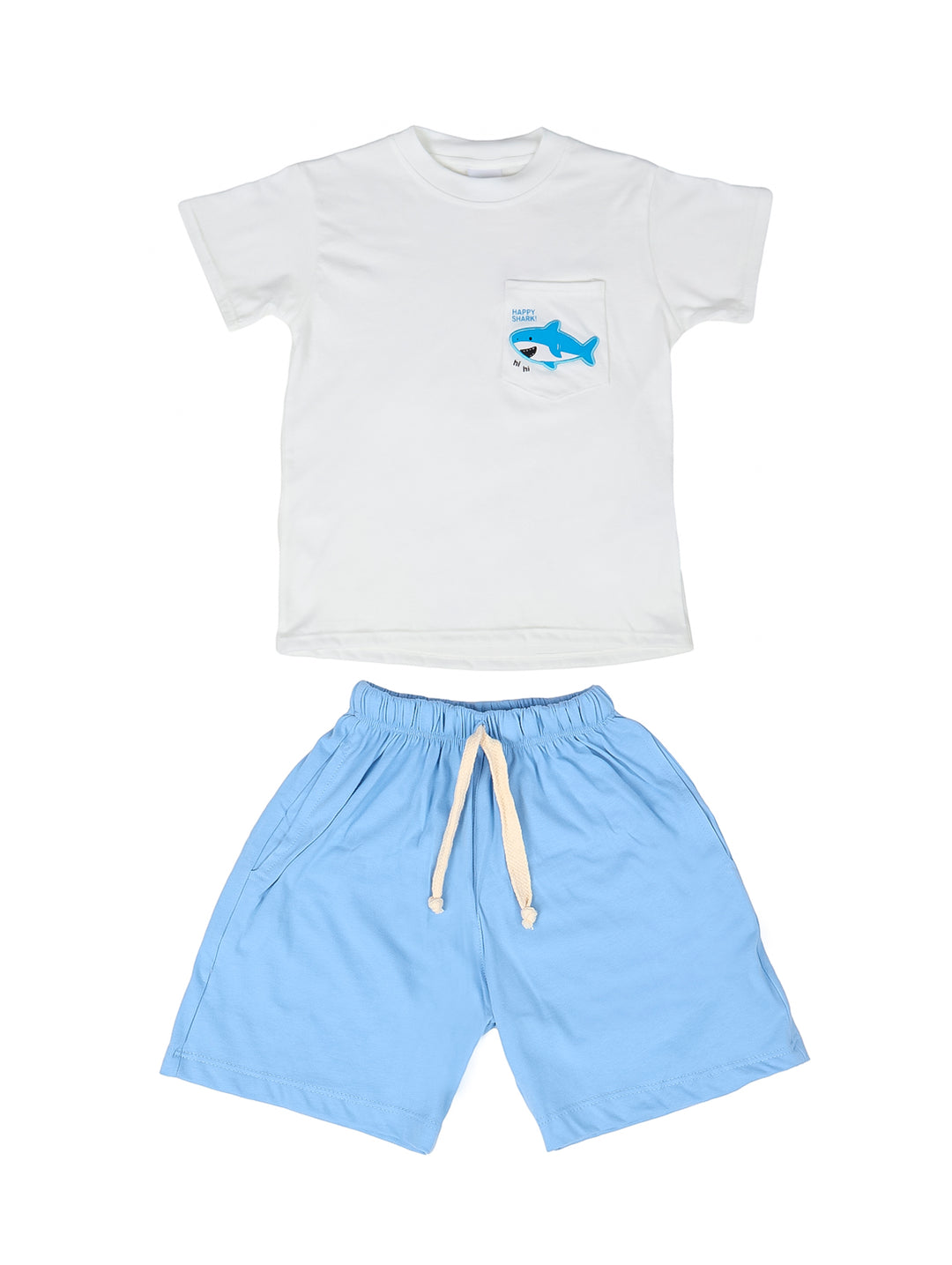 Conjunto para niño con camiseta blanca y estampado de tiburón, acompañado de un short azul claro.