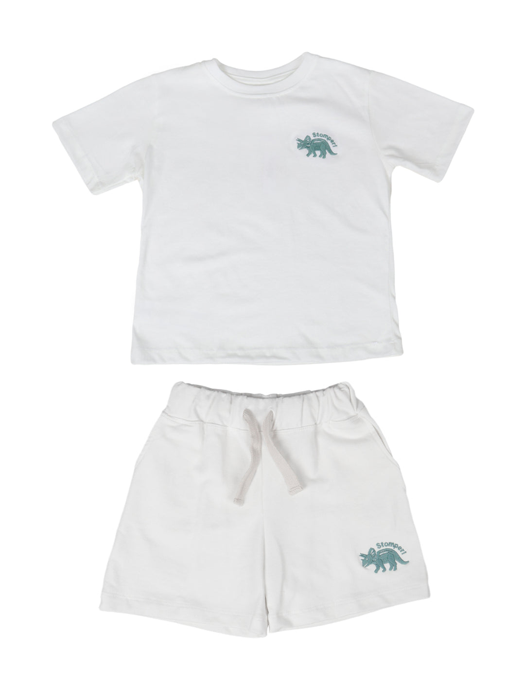 Conjunto de ropa para niño color ivory compuesto por una camiseta de manga corta y un short con estampado de dinosaurio.