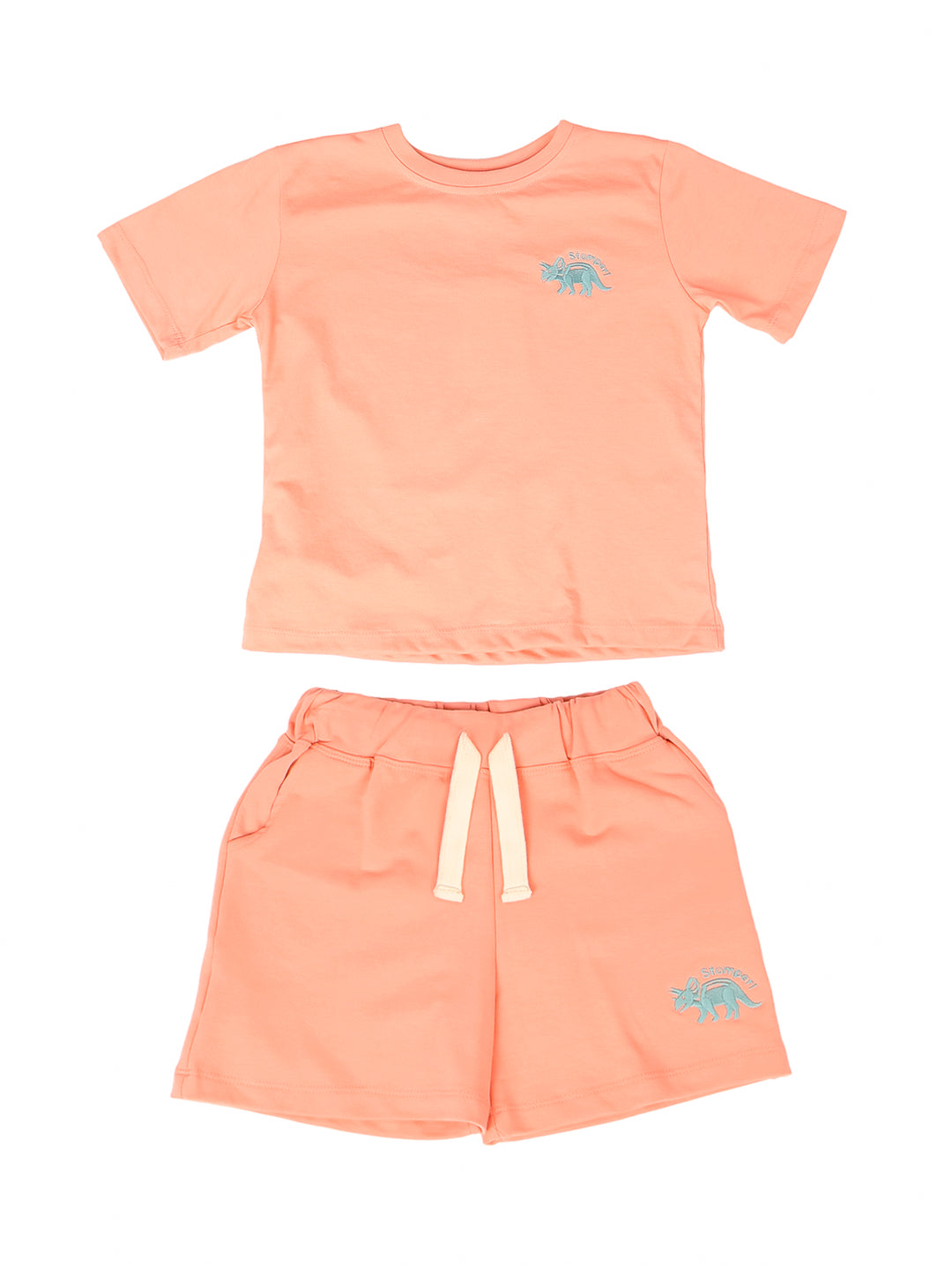 Conjunto infantil de camiseta y short en color salmón con pequeños detalles gráficos.