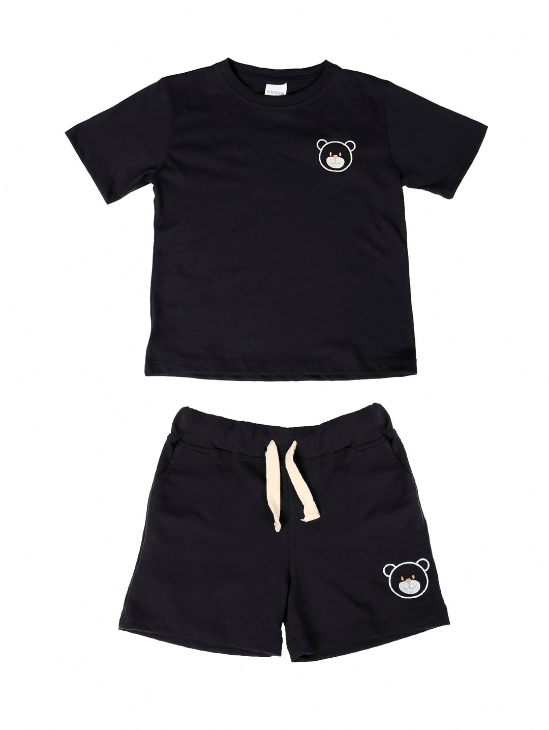 Conjunto de ropa para niño en color negro, incluye camiseta y shorts con un pequeño logo de oso.
