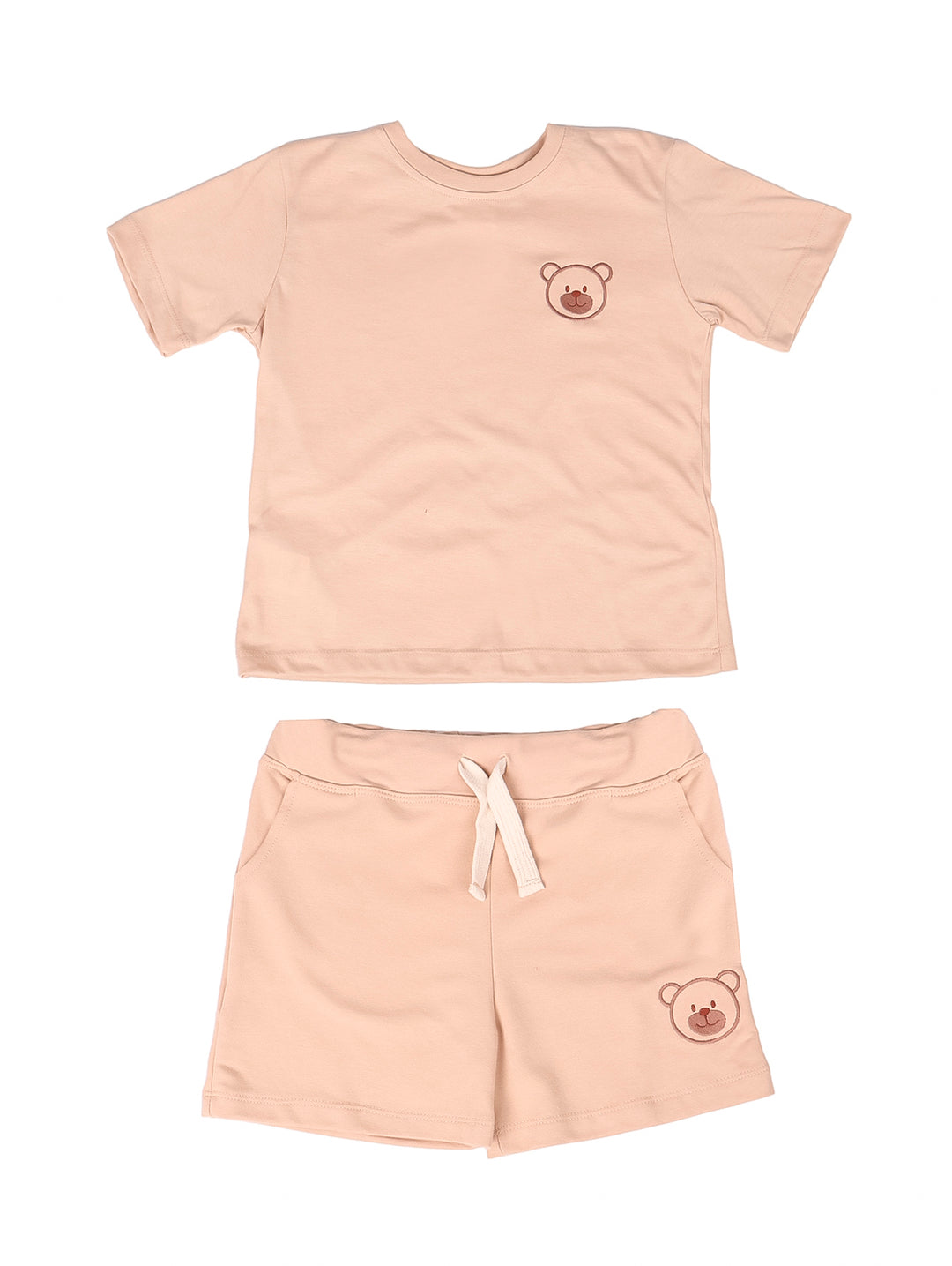 Conjunto de ropa para niño color café con camiseta y shorts decorados con un pequeño oso.