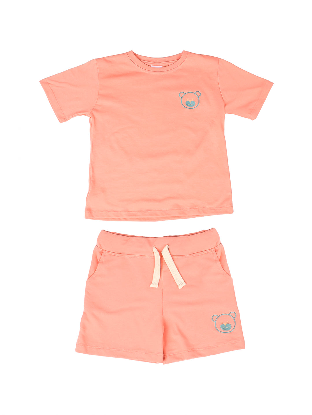 Conjunto de ropa para niño color salmón con camiseta de manga corta y short.