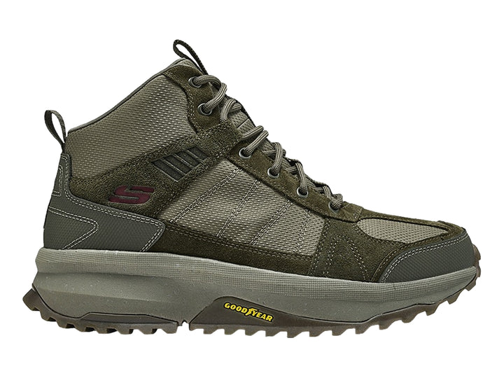 Bota de senderismo Skechers color olivo con suela Goodyear y diseño resistente.
