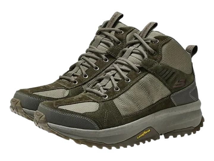 Bota de senderismo Skechers color olivo con suela Goodyear y diseño resistente.