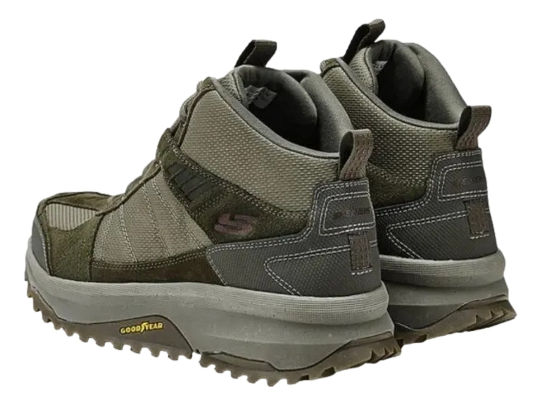 Bota de senderismo Skechers color olivo con suela Goodyear y diseño resistente.