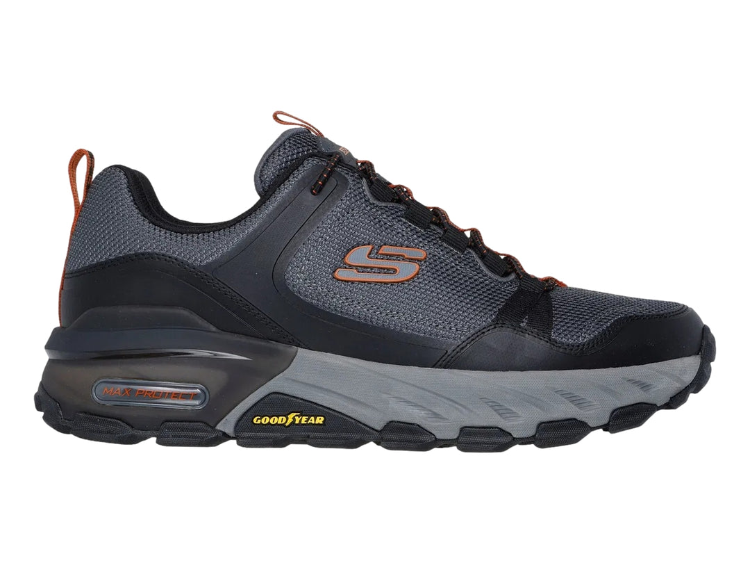 Tenis Skechers para hombre en color negro y gris, diseño robusto para actividades al aire libre con suela Goodyear.