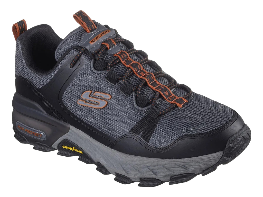 Tenis Skechers para hombre en color negro y gris, diseño robusto para actividades al aire libre con suela Goodyear.