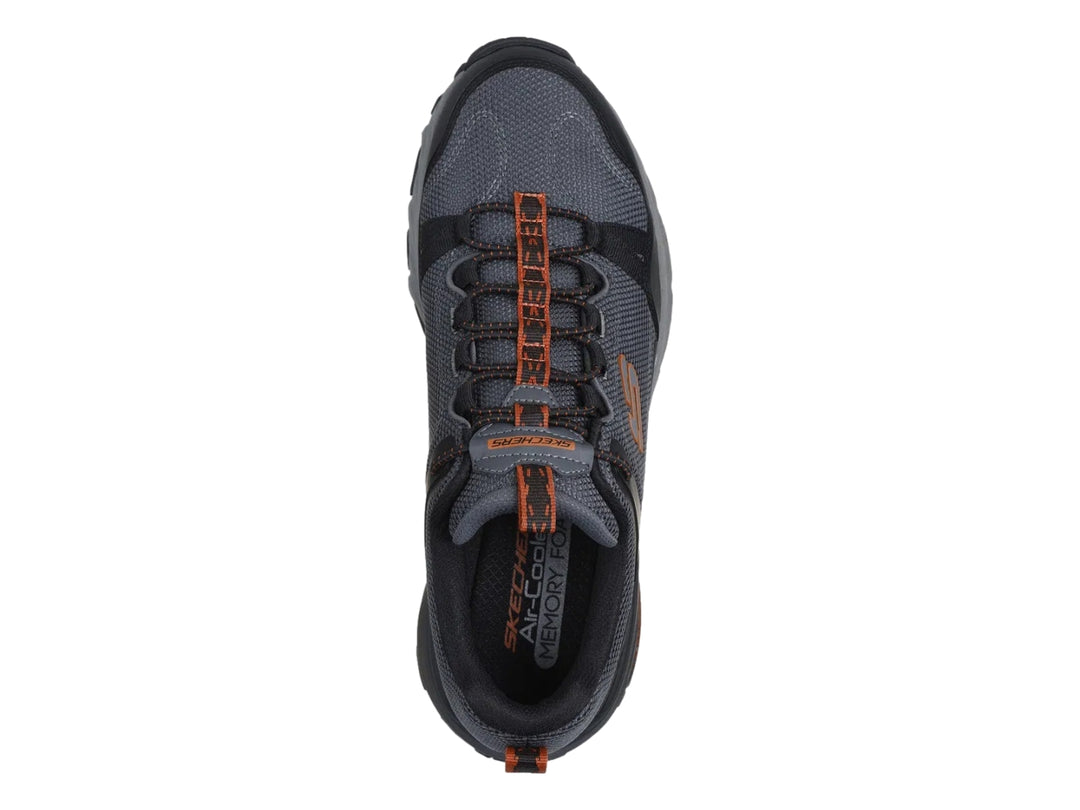 Tenis Skechers para hombre en color negro y gris, diseño robusto para actividades al aire libre con suela Goodyear.