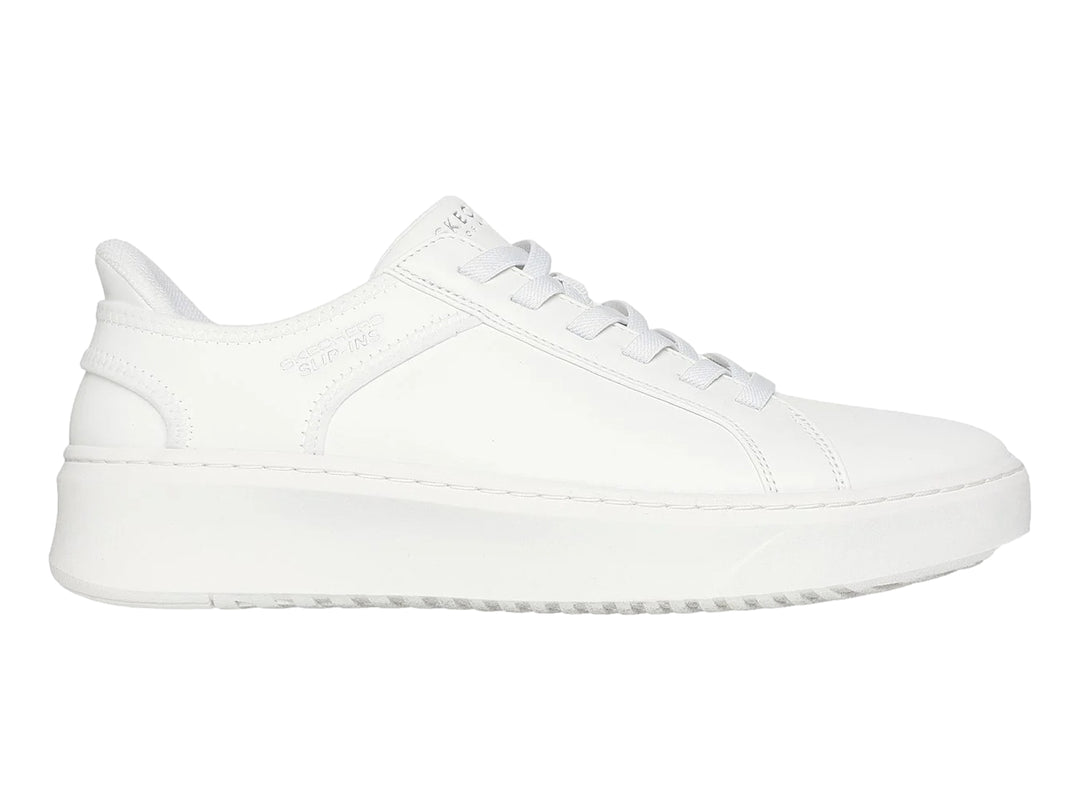 Tenis Skechers blancos de corte bajo con cordones y suela plana.