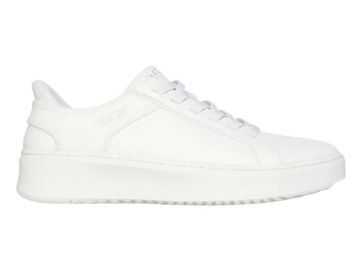 Tenis Skechers blancos de corte bajo con cordones y suela plana.