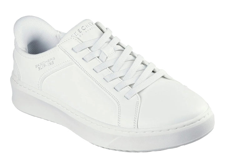 Tenis Skechers blancos de corte bajo con cordones y suela plana.