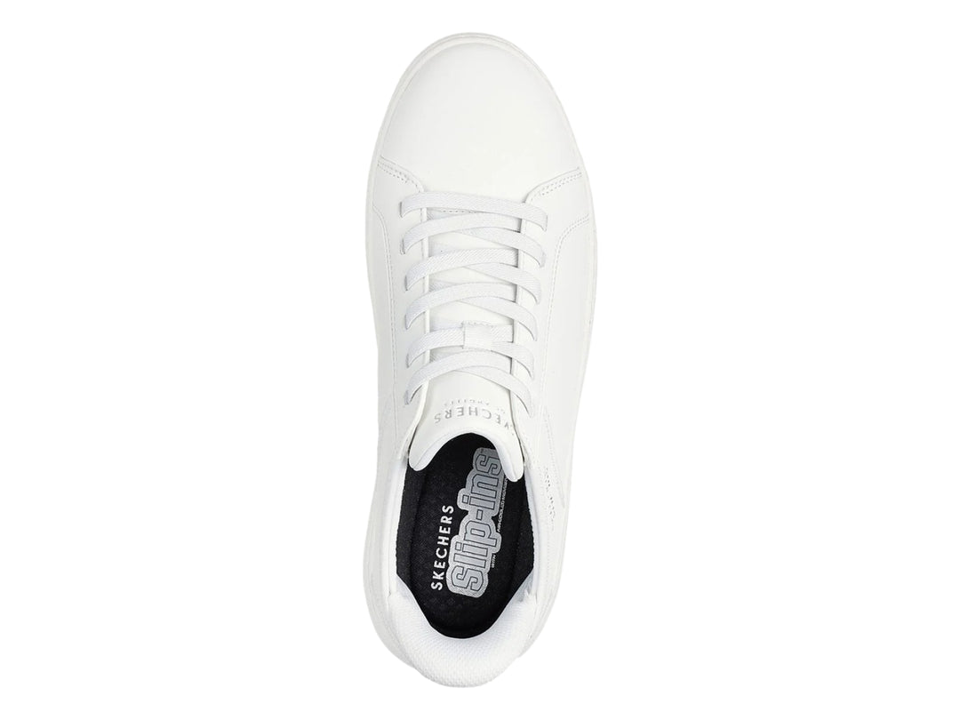 Tenis Skechers blancos de corte bajo con cordones y suela plana.