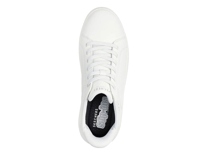 Tenis Skechers blancos de corte bajo con cordones y suela plana.