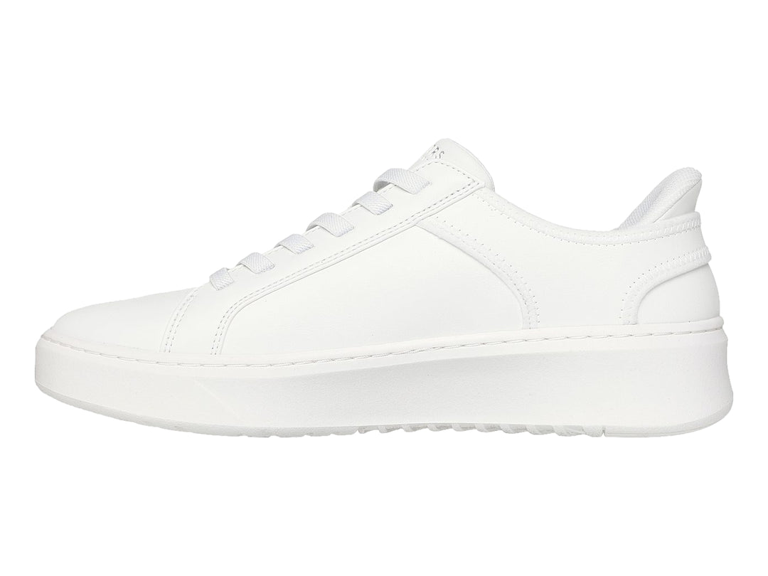 Tenis Skechers blancos de corte bajo con cordones y suela plana.