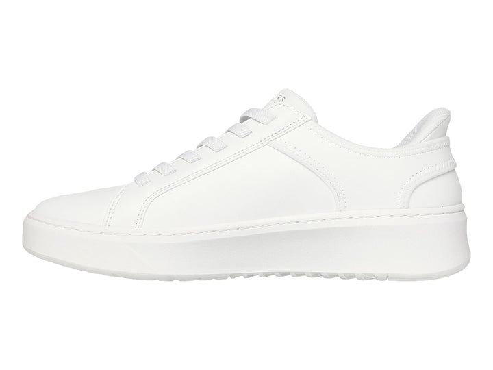 Tenis Skechers blancos de corte bajo con cordones y suela plana.