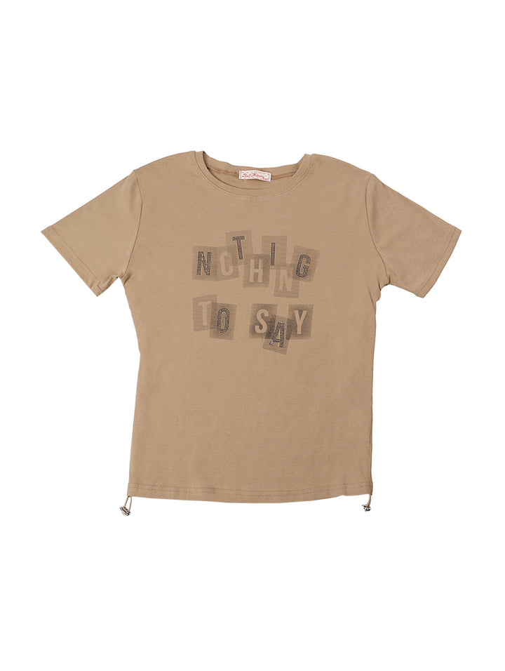 Blusa de manga corta color verde olivo con estampado de letras en el centro.