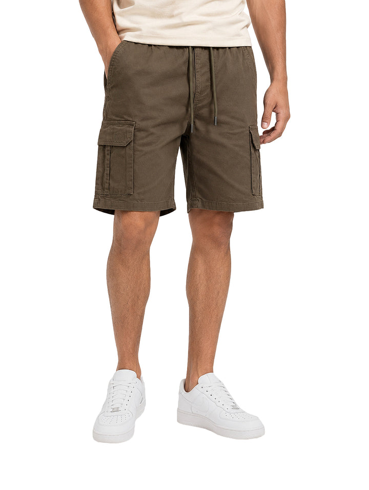Bermuda cargo color olivo para hombre con bolsillos laterales y cintura ajustable.