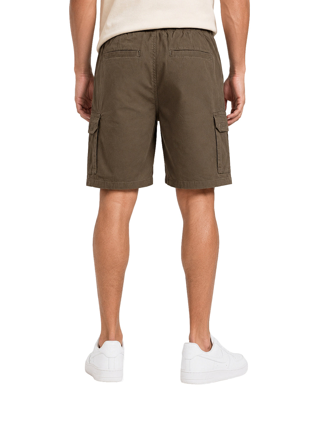 Bermuda cargo color olivo para hombre con bolsillos laterales y cintura ajustable.